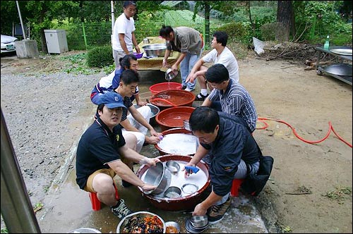 선수로 뛰고, 어르신들 상 차려드리며 1인 3~4역을 담당했던 정배분교 아빠들이 설거지까지 맡아주었습니다. 